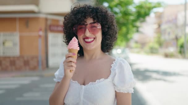 Młoda Kobieta Bliskiego Wschodu Uśmiecha Się Pewnie Jedząc Lody Ulicy — Wideo stockowe