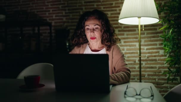 Kobieta Średnim Wieku Zmęczona Korzystaniem Laptopa Domu — Wideo stockowe