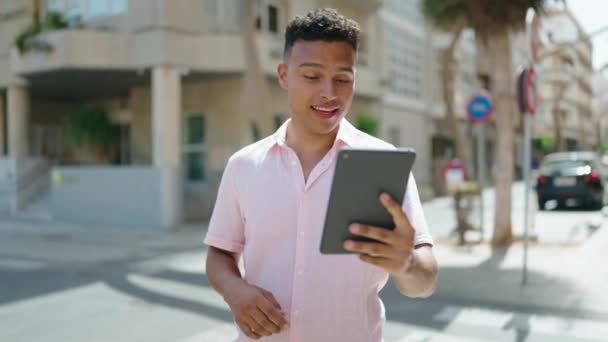 Junger Lateinischer Mann Lächelt Zuversichtlich Bei Videoanruf Auf Der Straße — Stockvideo