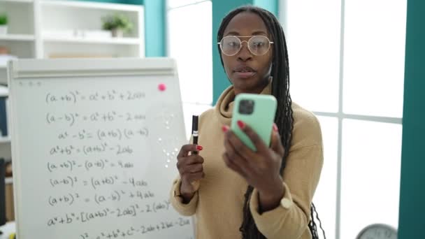 Mujer Africana Grabando Matemáticas Enseñanza Pizarra Magnética Universidad Biblioteca — Vídeo de stock