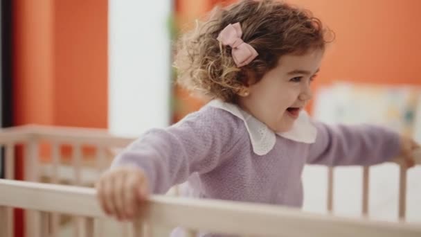 Αξιολάτρευτο Ισπανόφωνο Κορίτσι Χαμογελά Αυτοπεποίθηση Στέκεται Στην Κούνια Στο Υπνοδωμάτιο — Αρχείο Βίντεο