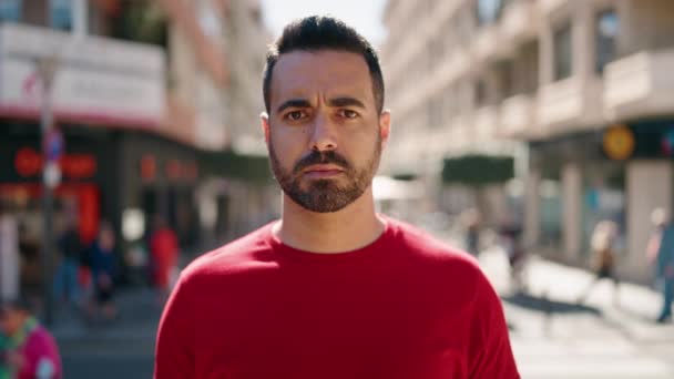 Genç Spanyol Adam Gülümsüyor Kendine Güveni Tam Sokakta Parmaklarıyla Müstehcen — Stok video