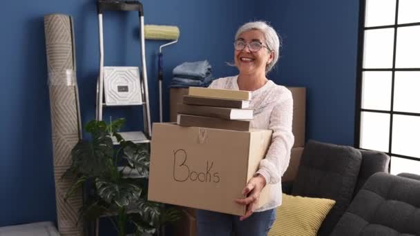 Středního Věku Šedovlasá Žena Usmívá Sebevědomě Drží Knihy Balíček Novém — Stock video