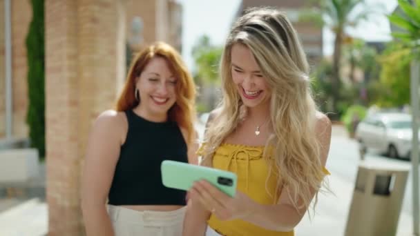 Twee Vrouwen Staan Samen Video Kijken Smartphone Straat — Stockvideo