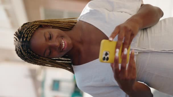 Mujer Afroamericana Sonriendo Confiada Usando Video Vertical Del Teléfono Inteligente — Vídeo de stock