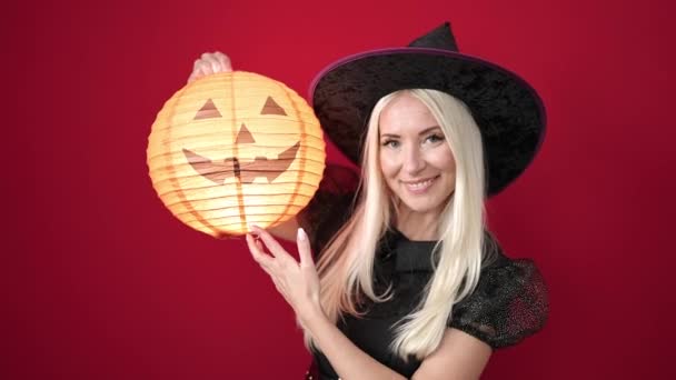 Mladá Blondýna Žena Sobě Čarodějnice Kostým Držení Halloween Dýně Lampa — Stock video