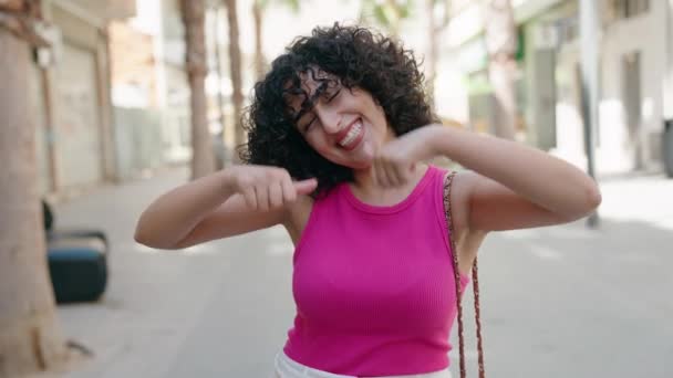 Jong Midden Oosten Vrouw Glimlachen Zelfverzekerd Doen Teken Met Duimen — Stockvideo