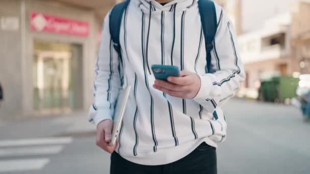 Młody Człowiek Student Pomocą Smartfona Trzymając Laptopa Ulicy — Wideo stockowe