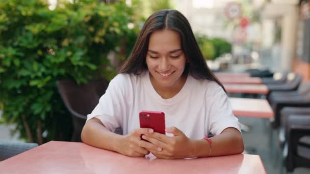 Młoda Piękna Latynoska Kobieta Pomocą Smartfona Siedzi Stole Tarasie Kawiarni — Wideo stockowe