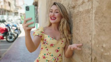 Genç, güzel, İspanyol bir kadın gülümsüyor.