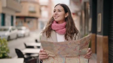 Sokakta kendine güveni tam bir şehir haritası