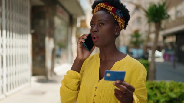 Genç Afrikalı Amerikalı Kadın Akıllı Telefonla Konuşuyor Sokakta Kredi Kartı — Stok video