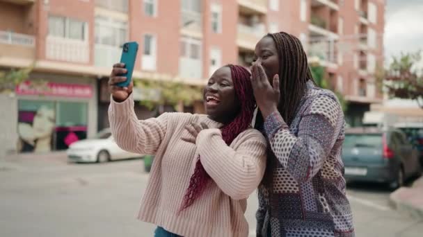 两名非洲裔美国妇女满面笑容 自信地在街上打了电话 — 图库视频影像