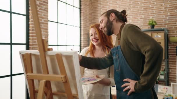 Mężczyzna Kobieta Artysta Para Uśmiecha Się Pewnie Rysunek Studio Sztuki — Wideo stockowe