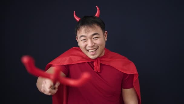 Joven Hombre Chino Con Traje Diablo Sosteniendo Tridente Sobre Fondo — Vídeo de stock