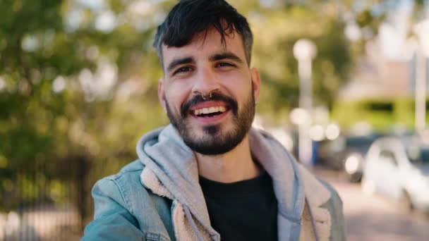 Joven Hombre Hispano Sonriendo Confiado Teniendo Videollamada Parque — Vídeos de Stock