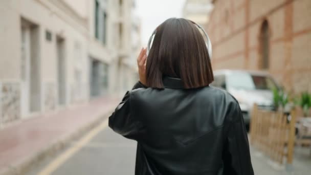 Młoda Latynoska Kobieta Widoku Tyłu Słucha Muzyki Chodzącej Ulicą — Wideo stockowe
