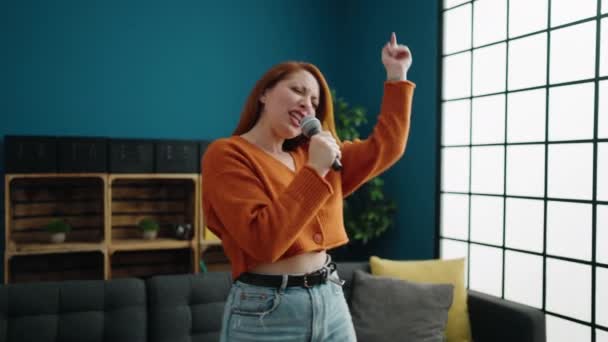 Genç Kızıl Saçlı Kadın Evde Şarkı Söylüyor — Stok video
