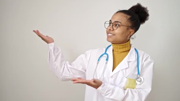Jeune Femme Afro Américaine Médecin Souriant Confiant Présentant Sur Fond — Video