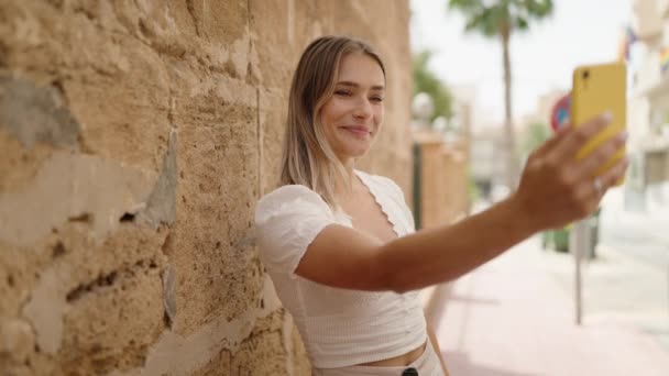 Mladá Běloška Žena Usmívá Sebevědomě Dělat Selfie Smartphonu Ulici — Stock video