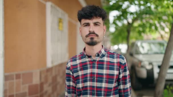 Jovem Hispânico Sorrindo Confiante Fazendo Mau Gesto Com Dedos Rua — Vídeo de Stock