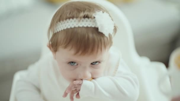 Adorable Bebé Rubio Sentado Trona Comiendo Casa — Vídeos de Stock