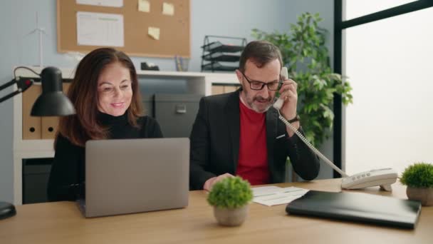 Geschäftsleute Nutzen Laptop Und Telefonieren Büro — Stockvideo