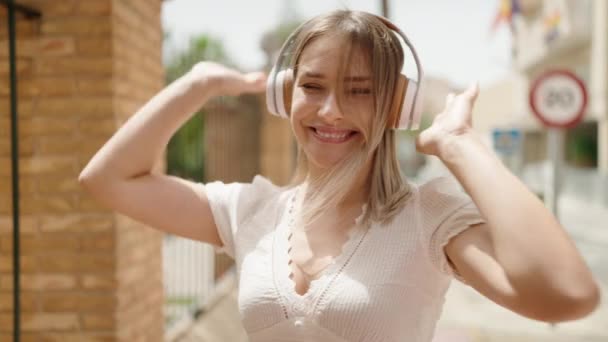 Νεαρή Καυκάσια Γυναίκα Χαμογελά Αυτοπεποίθηση Ακούγοντας Μουσική Χορεύει Στο Δρόμο — Αρχείο Βίντεο