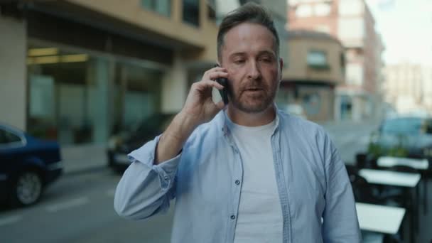 코카서스 스마트폰으로 얘기하는 스마트 거리를 — 비디오
