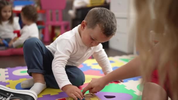 Adorável Criança Brincando Com Bonecas Sentadas Chão Jardim Infância — Vídeo de Stock