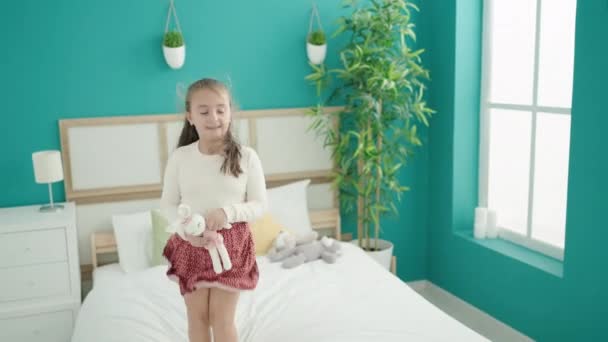 Liebenswertes Hispanisches Mädchen Lächelt Selbstbewusst Und Springt Schlafzimmer Auf Das — Stockvideo