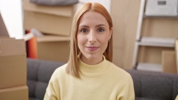 Ung Blond Kvinna Håller Nycklar Sitter Soffan Nytt Hem — Stockvideo