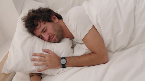 Fiatal Spanyol Férfi Fekszik Ágyon Rémálomra Ébred Hálószobában — Stock videók