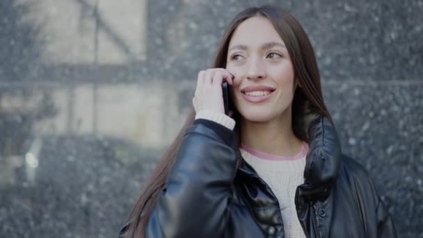 Joven Hermosa Mujer Hispana Sonriendo Confiada Hablando Teléfono Inteligente Calle — Vídeo de stock