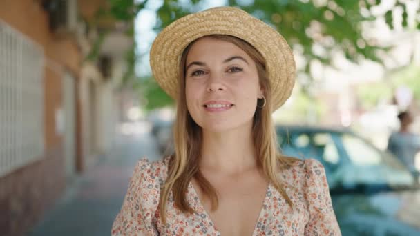 若いです女性観光客身に着けている夏の帽子保持ドルで通り — ストック動画