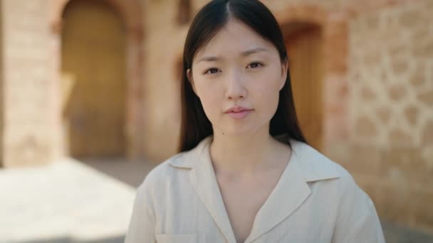 Mulher Chinesa Sorrindo Confiante Rua — Vídeo de Stock