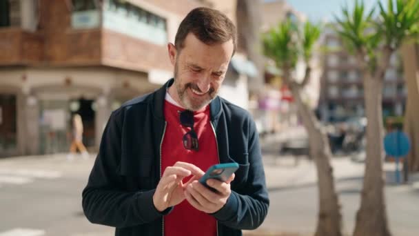 Pria Paruh Baya Tersenyum Percaya Diri Menggunakan Smartphone Jalan — Stok Video
