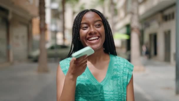 Africano Americano Mulher Sorrindo Confiante Falando Smartphone Andando Rua — Vídeo de Stock