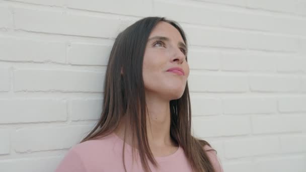 Fiatal Gyönyörű Spanyol Mosolygós Magabiztos Látszó Oldalra Felett Elszigetelt Fehér — Stock videók