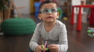 Sevimli İspanyol çocuk. Anaokulunda kendine güvenen bir çocuk.