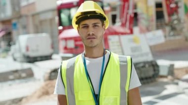 Genç İspanyol adam parkın aşağısında negatif jest yapıyor.