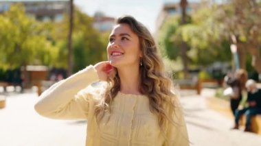 Parkta kendine güvenen genç sarışın kadın.