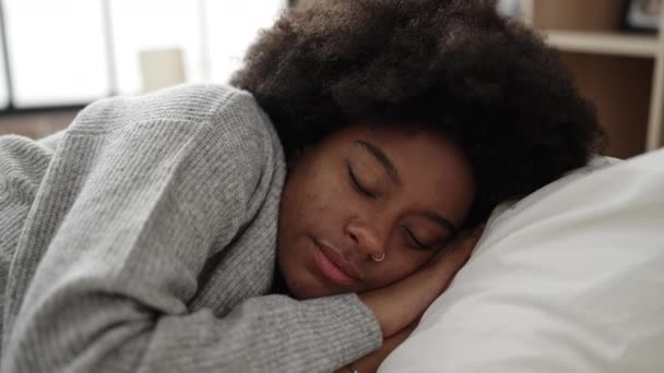 Afrikaans Amerikaanse Vrouw Liggend Bed Slapen Slaapkamer — Stockvideo