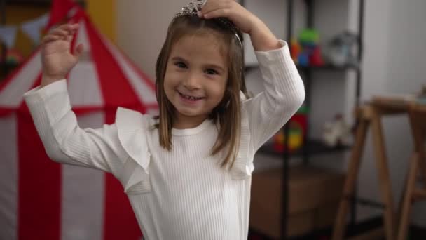 Bedårande Hispanic Flicka Ler Säker Bär Prinsessa Krona Dagis — Stockvideo