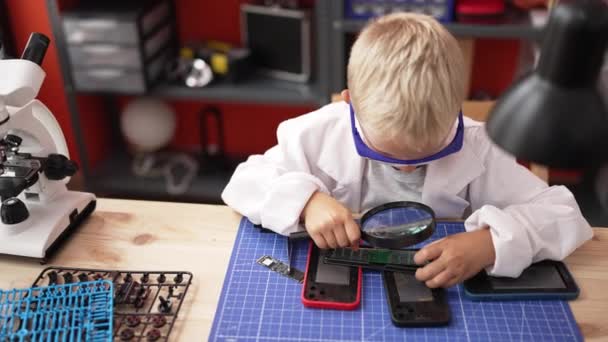 Αξιολάτρευτος Τεχνικός Μικρών Παιδιών Επισκευάζοντας Smartphone Στην Τάξη — Αρχείο Βίντεο