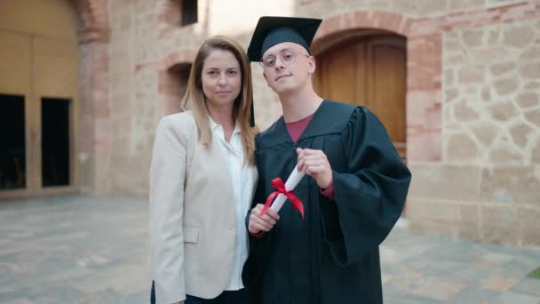Man Vrouw Moeder Zoon Doen Gebaar Houder Diploma Aan Universiteit — Stockvideo