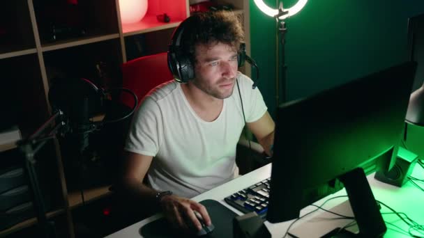 Mladý Hispánec Muž Streamer Hraje Videohru Vítězným Výrazem Hudebním Studiu — Stock video