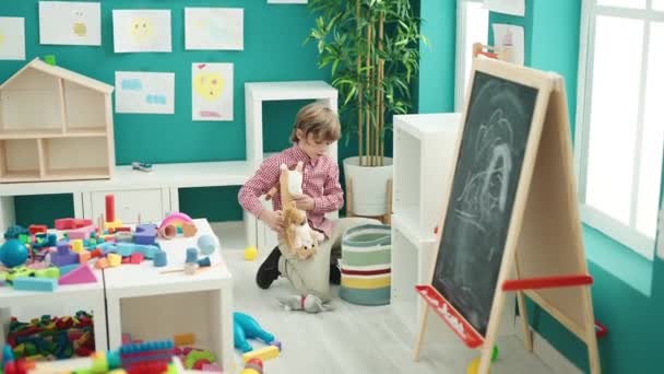 Liebenswerter Kaukasischer Junge Mit Puppen Kindergarten — Stockvideo
