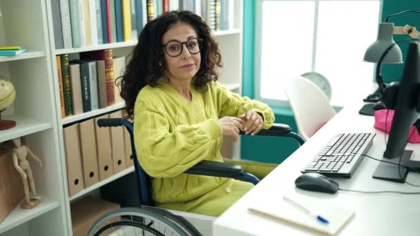 Μεσήλικας Ισπανίδα Δασκάλα Που Κάθεται Αναπηρική Καρέκλα Και Κάνει Αβέβαιη — Αρχείο Βίντεο