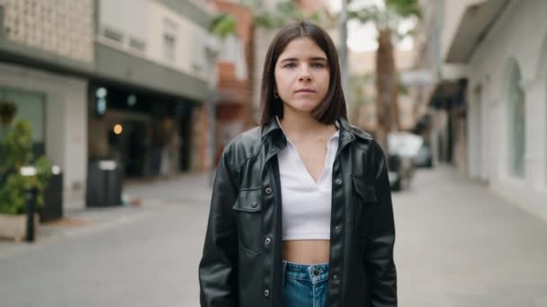 Jonge Latino Vrouw Glimlachen Zelfverzekerd Staan Straat — Stockvideo